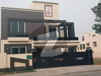 Luxury 10 Marla Full House Available For Rent Bahria Town Lahore