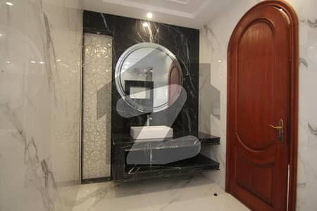 ڈی ایچ اے فیز 3 - بلاک وائے فیز 3,ڈیفنس (ڈی ایچ اے),لاہور میں 6 کمروں کا 2 کنال مکان 14.25 کروڑ میں برائے فروخت۔