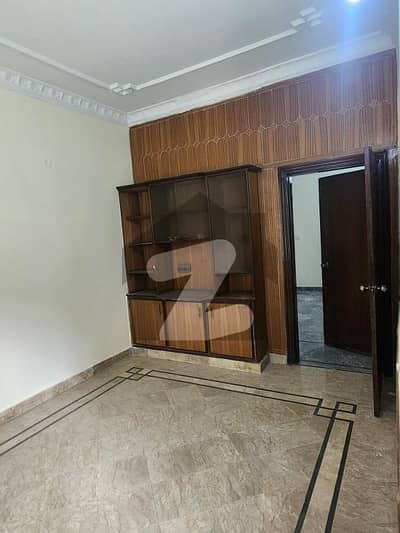 جوہر ٹاؤن لاہور میں 3 کمروں کا 3 مرلہ مکان 1.6 کروڑ میں برائے فروخت۔