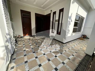 بحریہ انکلیو - سیکٹر بی1 بحریہ انکلیو,بحریہ ٹاؤن,اسلام آباد میں 4 کمروں کا 5 مرلہ مکان 2.45 کروڑ میں برائے فروخت۔