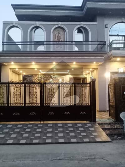 بینکرس ایوینیو کوآپریٹو ہاؤسنگ سوسائٹی لاہور میں 5 کمروں کا 10 مرلہ مکان 3.85 کروڑ میں برائے فروخت۔