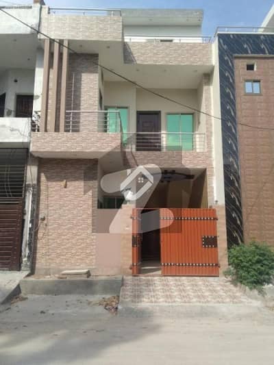 گلبرگ لاہور میں 4 کمروں کا 5 مرلہ مکان 2.5 کروڑ میں برائے فروخت۔