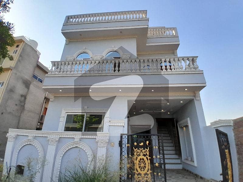 Prime Location House Of 5 Marla Available In
Dream Gardens
Block F Prime Location House Of 5 Marla Available In
Dream Gardens
Block F