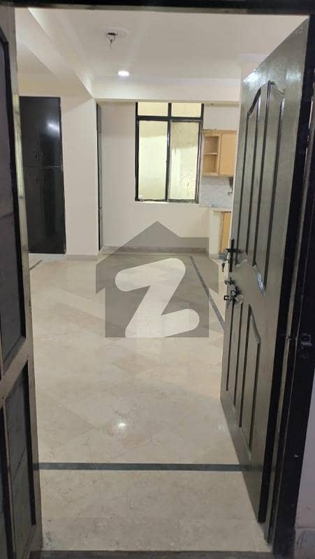 سوان گارڈن اسلام آباد میں 4 کمروں کا 7 مرلہ فلیٹ 1.2 کروڑ میں برائے فروخت۔