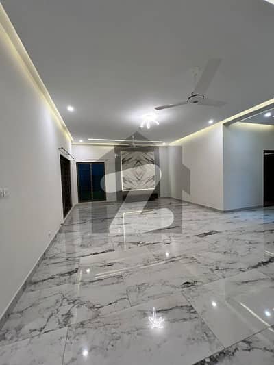 Brand New 10 Marla 3 Bedrooms Luxuary Apartment Available For Rent In Sec D Askari 11 Lahore