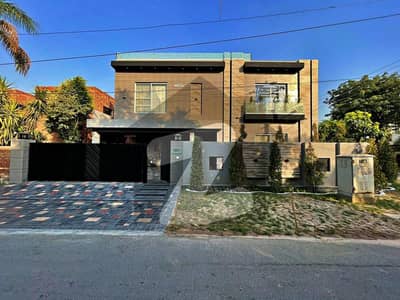 CORNER 1 KANAL MODERN DESIGN HOUSE FOR SALE.