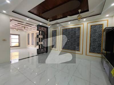 10 MARLA PARK FACING BEAUTIFUL HOUSE AVAILABLE FOR SALE IN LDA AVENUE BLOCK M