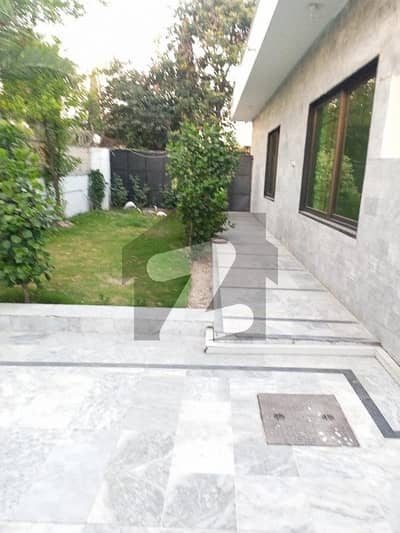 400 sqyd house for rent in F10