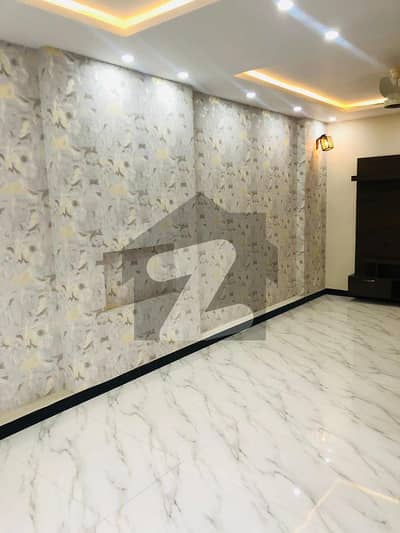 لیک سٹی - سیکٹر M7 - بلاک بی لیک سٹی ۔ سیکٹرایم ۔ 7,لیک سٹی,رائیونڈ روڈ,لاہور میں 3 کمروں کا 5 مرلہ مکان 2.4 کروڑ میں برائے فروخت۔