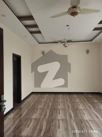 طارق گارڈنز لاہور میں 8 کمروں کا 1 کنال مکان 2.8 لاکھ میں کرایہ پر دستیاب ہے۔