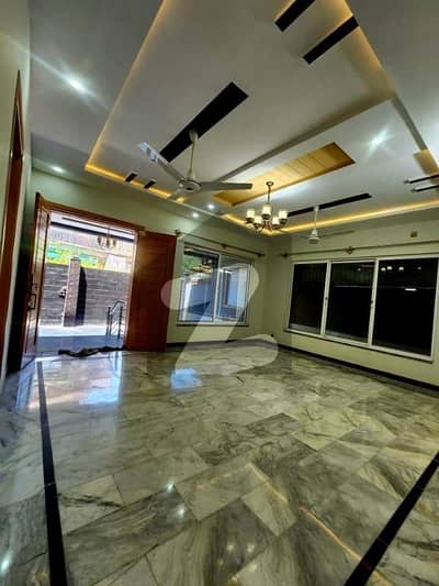 گارڈن ٹاؤن لاہور میں 8 کمروں کا 2 کنال مکان 7.0 لاکھ میں کرایہ پر دستیاب ہے۔