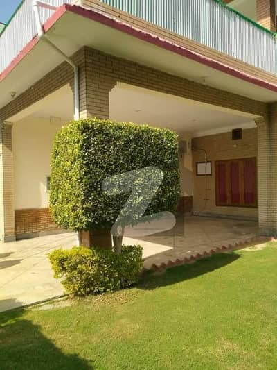 3 KANAL HOUSE IS AVAILABLE FOR RENT IN GULBERG 3