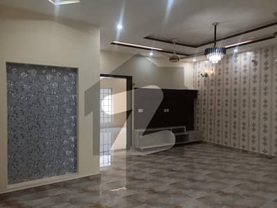 10 Marla Like New House Available For Rent In Bahria Town Lahore.