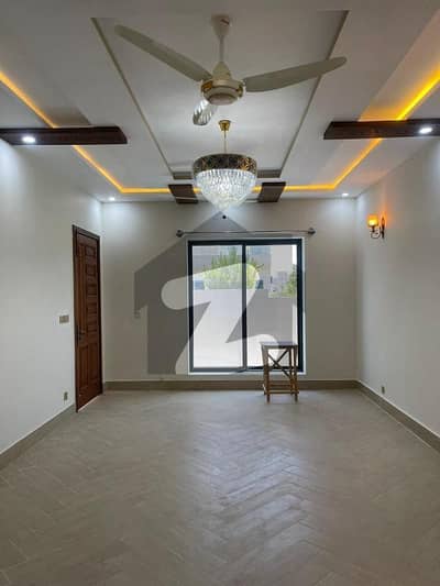ٹاپ سٹی 1 اسلام آباد میں 6 کمروں کا 10 مرلہ مکان 1.3 لاکھ میں کرایہ پر دستیاب ہے۔