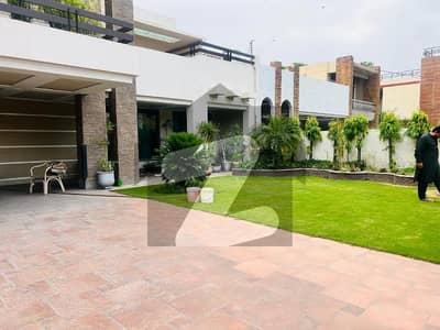 گارڈن ٹاؤن لاہور میں 7 کمروں کا 2 کنال مکان 8.0 لاکھ میں کرایہ پر دستیاب ہے۔