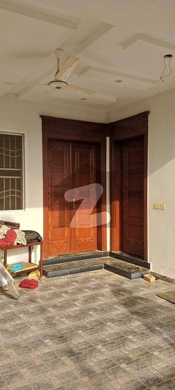 کینٹ ہاؤسنگ سکیم چناب رینجرز روڈ,سیالکوٹ میں 4 کمروں کا 8 مرلہ مکان 75.0 ہزار میں کرایہ پر دستیاب ہے۔