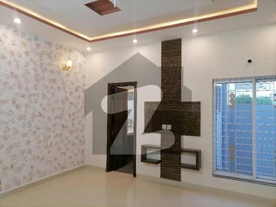 Prominently-Located House Available In Khayaban-e-Amin For sale