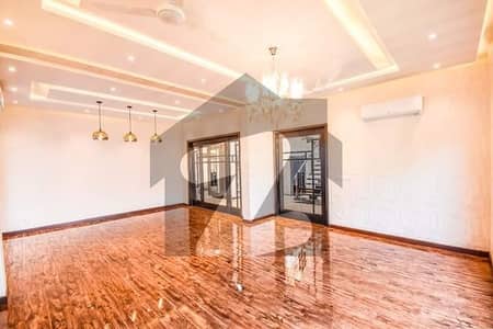 1 KANAL BEAUTIFUL DESIGN HOUSE FOR SALE IN DHA PHASE 4