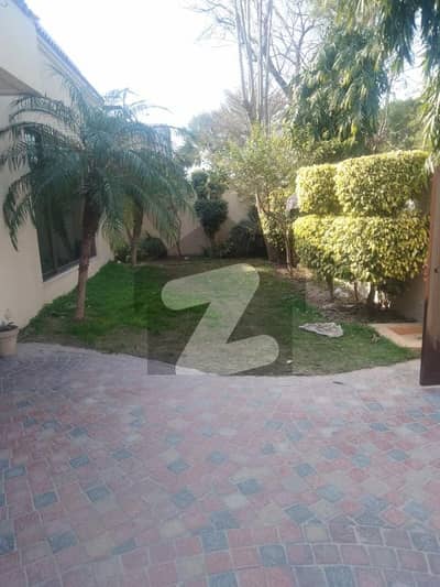 1 Kanal House For Sale In Main Cantt (Free Hold) 65 Front