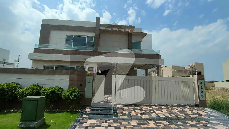 1 KANAL BEAUTIFUL BUNGALOW IS AVAILABLE FOR SALE IN THE BEST BLOCK OF DHA PHASE 7 LAHORE