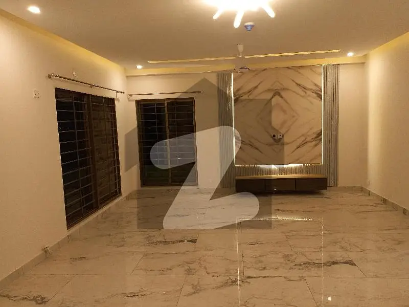 10 Marla 3 bedrooms Flat For Sale.