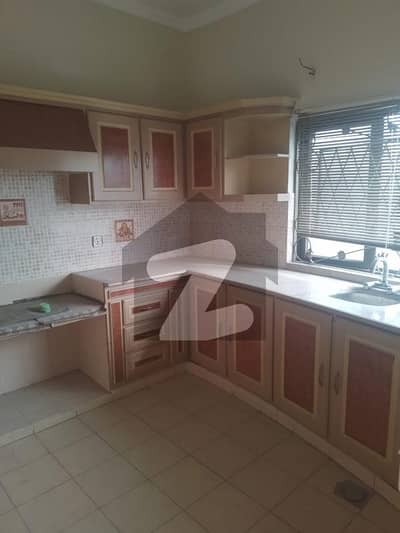 جوہر ٹاؤن لاہور میں 5 کمروں کا 12 مرلہ مکان 1.8 لاکھ میں کرایہ پر دستیاب ہے۔