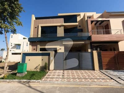 Prime Location House Of 5 Marla Available For sale In New Lahore City