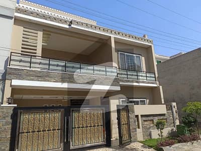 خیابان نوید سرگودھا میں 5 کمروں کا 8 مرلہ مکان 2.7 کروڑ میں برائے فروخت۔