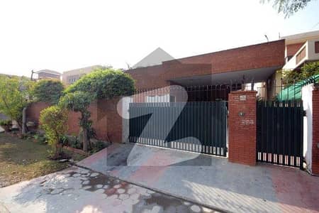 ڈی ایچ اے فیز 1 ڈیفنس (ڈی ایچ اے),لاہور میں 5 کمروں کا 1 کنال مکان 1.8 لاکھ میں کرایہ پر دستیاب ہے۔