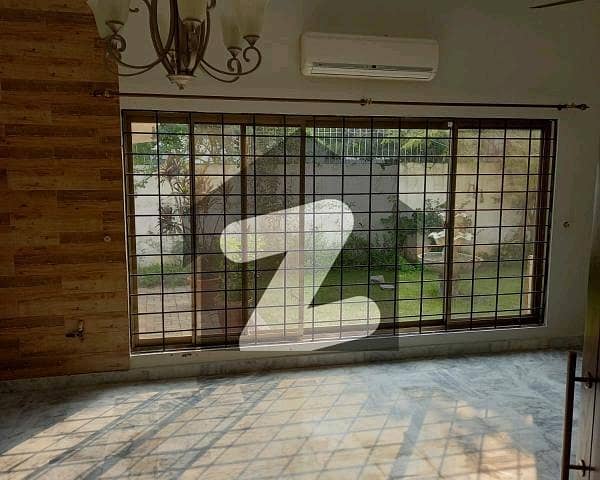 Magnificent 5-Bed Residence in Prime F-11 Location - CDA Transfer