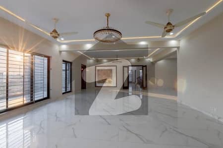 کیولری گراؤنڈ لاہور میں 5 کمروں کا 1 کنال مکان 3.95 کروڑ میں برائے فروخت۔