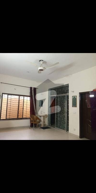 8.5 Marla lower portion for rent 
2 bedroom Attach bathroom Tv lounge kitchen drawing room garage