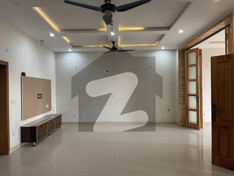 ROOM SPACE AVAILABLE FOR RENT IN THE IDEAL LOCATION OF JOHAR TOWN