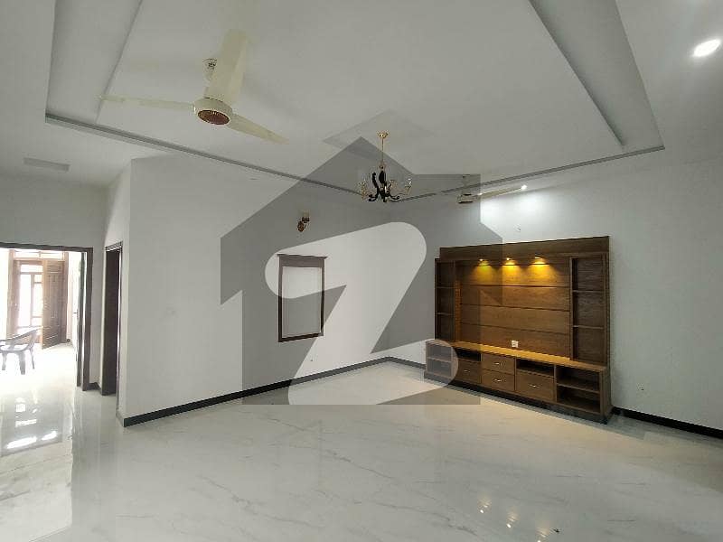 40x80 Upper Portion Available For Rent 40x80 Upper Portion Available For Rent