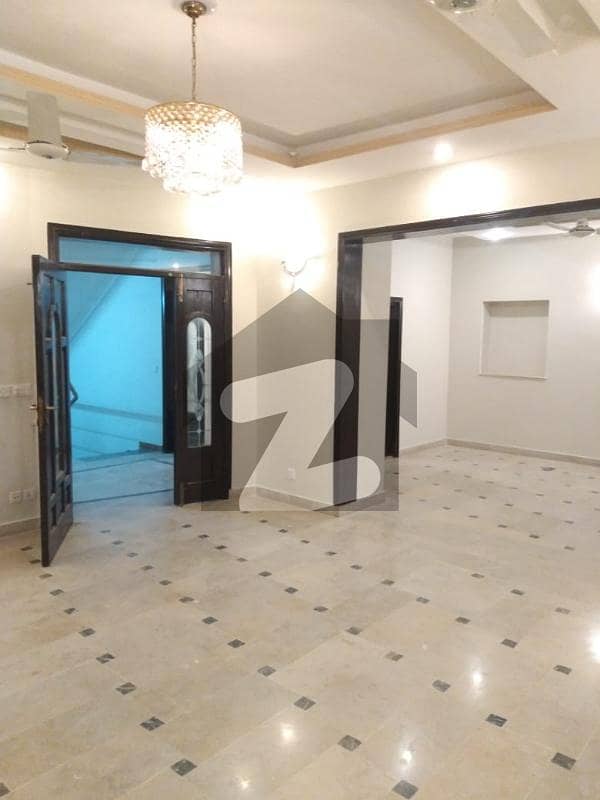 F-11 V-Beautiful Three Bed Portion F-11 V-Beautiful Three Bed Portion