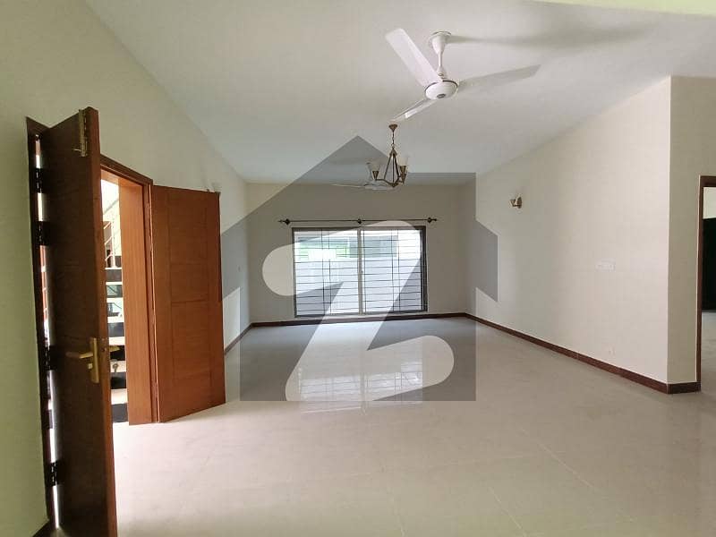 Urgent For Sale - 427 Yards Near Park and Mosque Brigadier House - Ideal Location Urgent For Sale - 427 Yards Near Park and Mosque Brigadier House - Ideal Location