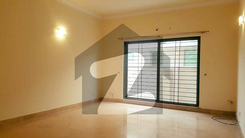 1000 Sqyd Commercial Use Ground Floor Portion Having 6300 Sqft Of Carpeted Area Suitable For Setting Up Office In Karachi'S Most Sought After Locality