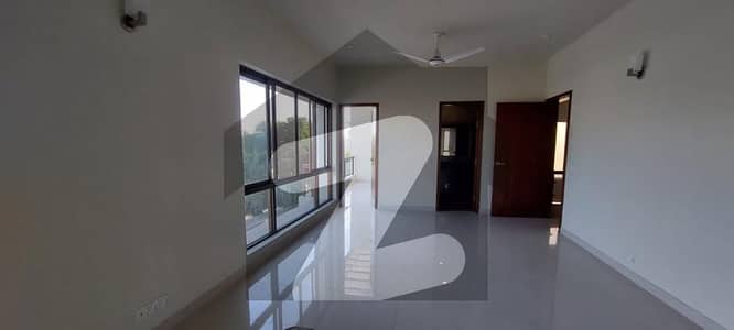 ڈی ایچ اے فیز 8 ڈی ایچ اے ڈیفینس,کراچی میں 5 کمروں کا 1 کنال مکان 5.5 لاکھ میں کرایہ پر دستیاب ہے۔