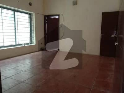 گلبرگ 2 گلبرگ,لاہور میں 3 کمروں کا 1 کنال مکان 3.5 لاکھ میں کرایہ پر دستیاب ہے۔