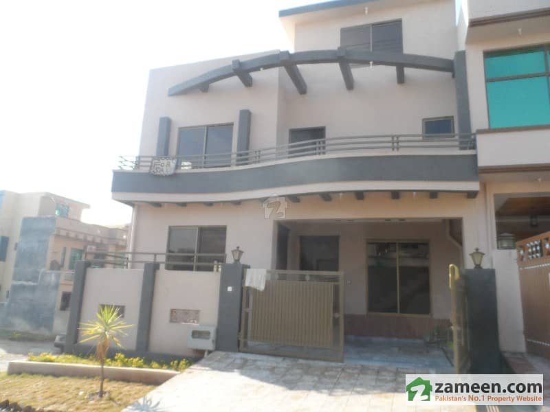 Corner 7 Marla 30x60 Sq feet - Double Unit House For Sale In CBR Town Phase 1