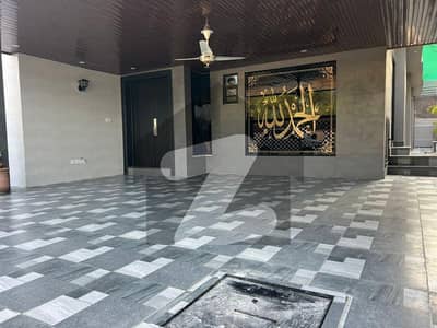 بحریہ ٹاؤن فیز 8 بحریہ ٹاؤن راولپنڈی,راولپنڈی میں 7 کمروں کا 1 کنال مکان 9.25 کروڑ میں برائے فروخت۔