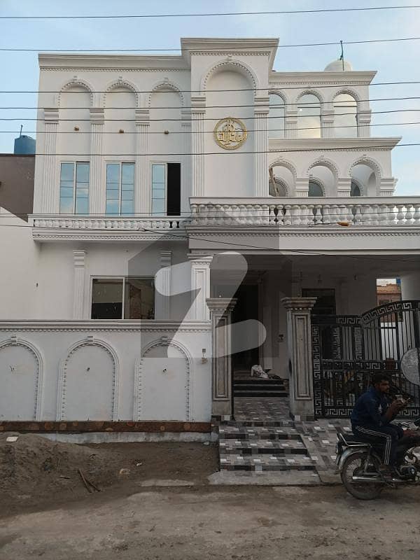 ٹیک ٹاؤن - بلاک ایچ ٹیک ٹاؤن (ٹی این ٹی کالونی),ستیانہ روڈ,فیصل آباد میں 5 کمروں کا 10 مرلہ مکان 3.1 کروڑ میں برائے فروخت۔ ٹیک ٹاؤن - بلاک ایچ ٹیک ٹاؤن (ٹی این ٹی کالونی),ستیانہ روڈ,فیصل آباد میں 5 کمروں کا 10 مرلہ مکان 3.1 کروڑ میں برائے فروخت۔