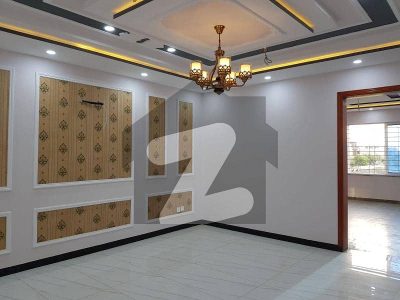 رائل آرچرڈ - بلاک جی رائل آرچرڈ,ملتان پبلک سکول روڈ,ملتان میں 5 کمروں کا 10 مرلہ مکان 2.5 کروڑ میں برائے فروخت۔