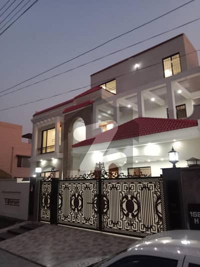 Beautiful 1 Kanal Home Made Using A Tier Materials Like Italian Tiling And More Featuring 8 Bedrooms And 9 Bathrooms. This Modern Home Ensures An Amazing Living Space For You And Your Family