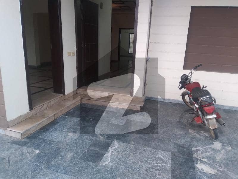 Central park 10 marla portion available for rent Central Park Housing