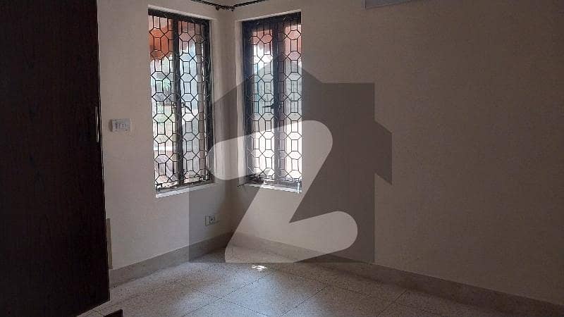 پی جی ای سی ایچ ایس فیز 1 پنجاب گورنمنٹ ایمپلائیز سوسائٹی,لاہور میں 5 کمروں کا 1 کنال مکان 2.5 لاکھ میں کرایہ پر دستیاب ہے۔ پی جی ای سی ایچ ایس فیز 1 پنجاب گورنمنٹ ایمپلائیز سوسائٹی,لاہور میں 5 کمروں کا 1 کنال مکان 2.5 لاکھ میں کرایہ پر دستیاب ہے۔