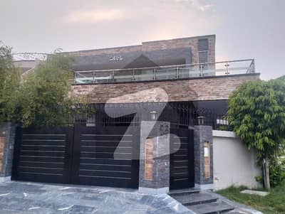 جوہر ٹاؤن فیز 1 جوہر ٹاؤن,لاہور میں 7 کمروں کا 1 کنال مکان 6.7 کروڑ میں برائے فروخت۔