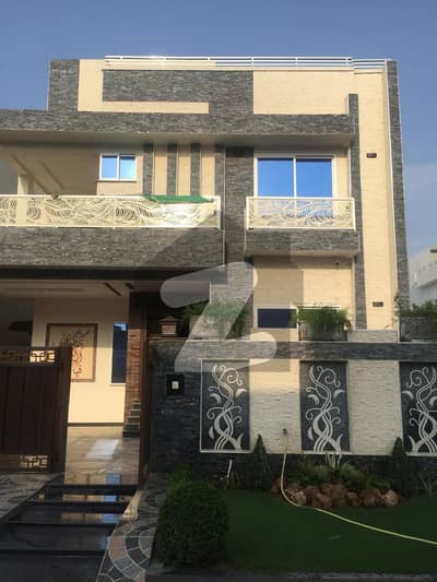 10 Marla Modern House With Full Basement Available For Sale