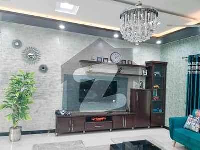 ایل ڈی اے ایوینیو لاہور میں 7 کمروں کا 1 کنال مکان 5.8 کروڑ میں برائے فروخت۔