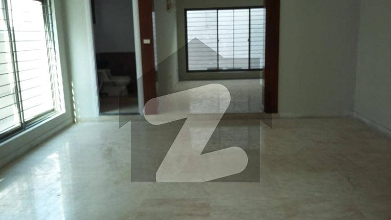 F-7 666 Sq/Yd Prime Location Old House For Sale